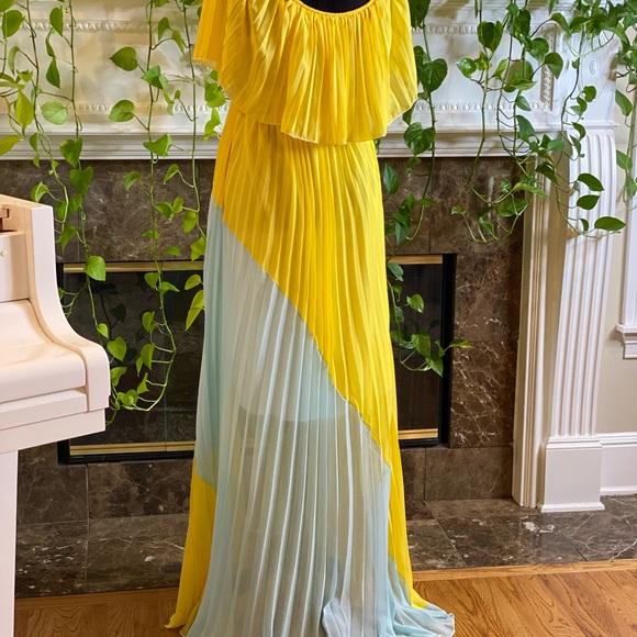 Asymmetrical yellow off shoulder dress - Picture 3 of 4